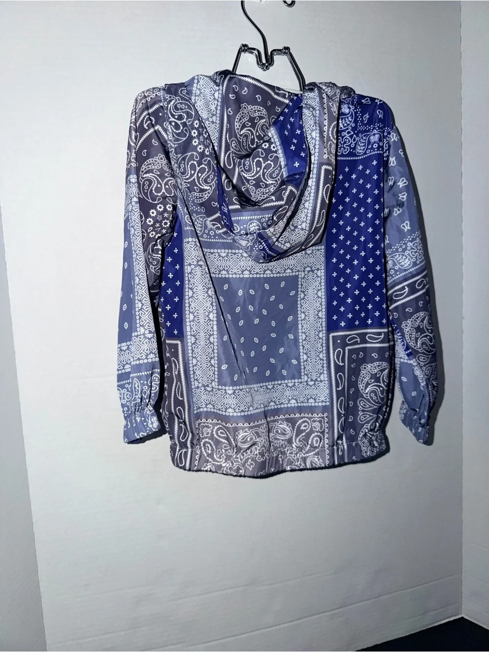 SHEIN Kids Bandana Print Hooded Raincoat in Blue and Gray